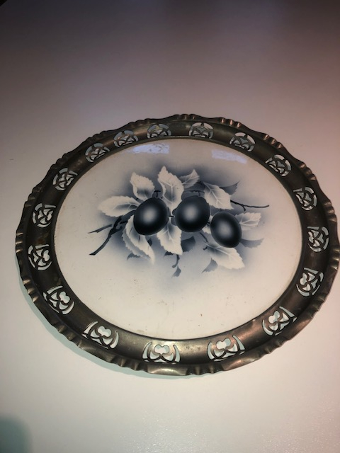 Plat a gâteaux ancien en porcelaine et métal