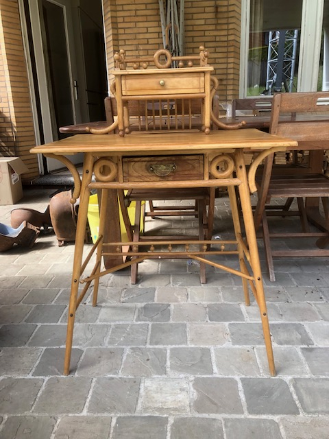 Table de toilette ou bureau en fruitier, tres fin