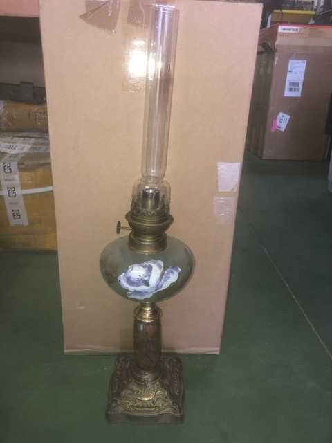 Lampe a pétrole, pied en marbre, fleurs émaill&