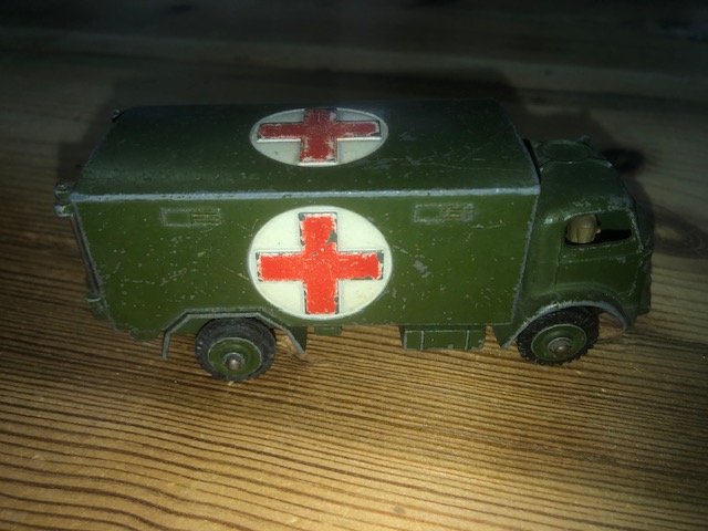 Dinky Toys UK 626 ambulance militaure