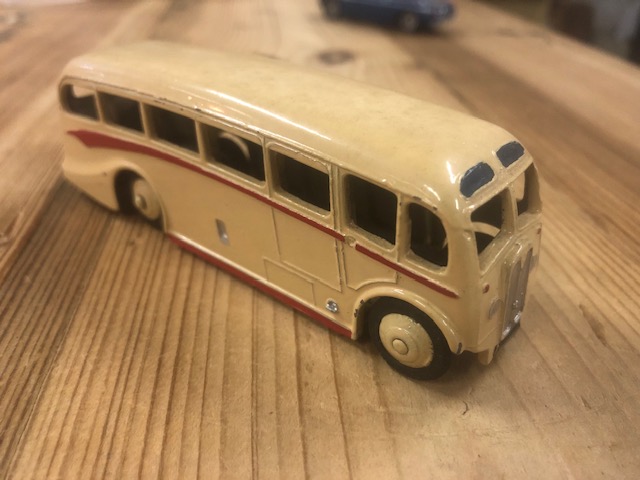 DINKY TOYS ENGLAND LUXURY COACH BEIGE 