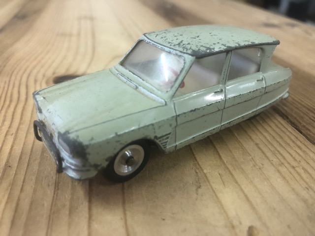 Solido Citroen Ami 6 1963 Lichtgrijs 1-43