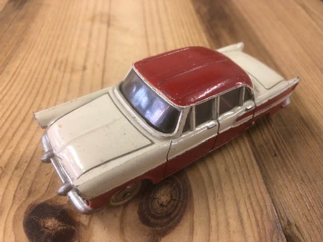 DINKY TOYS 24K  Simca Vedette Chambord