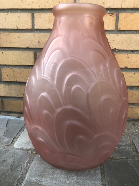 Franse Art deco vaas, mat roze geperst glas