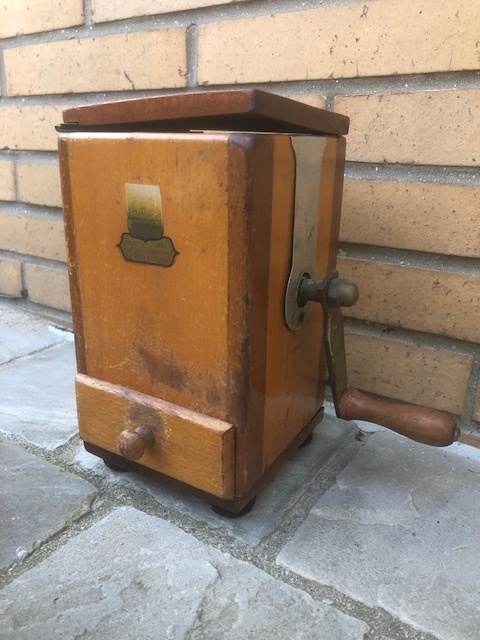 Oude koffiemolen AED, Belgisch fabrikaat 1940's