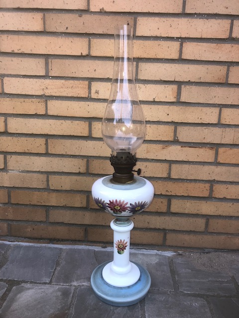 Antieke opaline glas olielamp met bloem motief