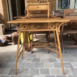 Table de toilette ou bureau en fruitier, tres fin