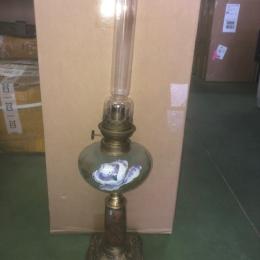 Lampe a pétrole, pied en marbre, fleurs émaill&