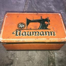 Oud accessoire doosje van Naumann naaimachines