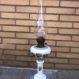 Antieke opaline glas olielamp met bloem motief